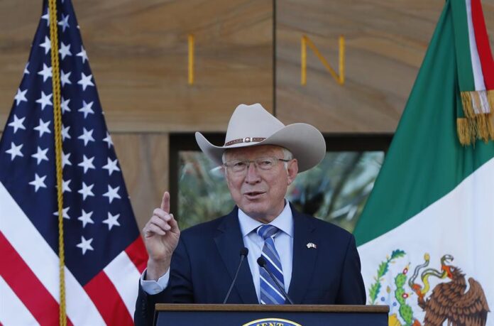 El embajador de Estados Unidos en México, Ken Salazar, habla durante un acto protocolario