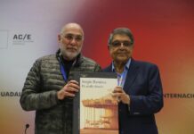 El escritor nicaragüense Sergio Ramírez (d), y el mexicano Guillermo Arriaga