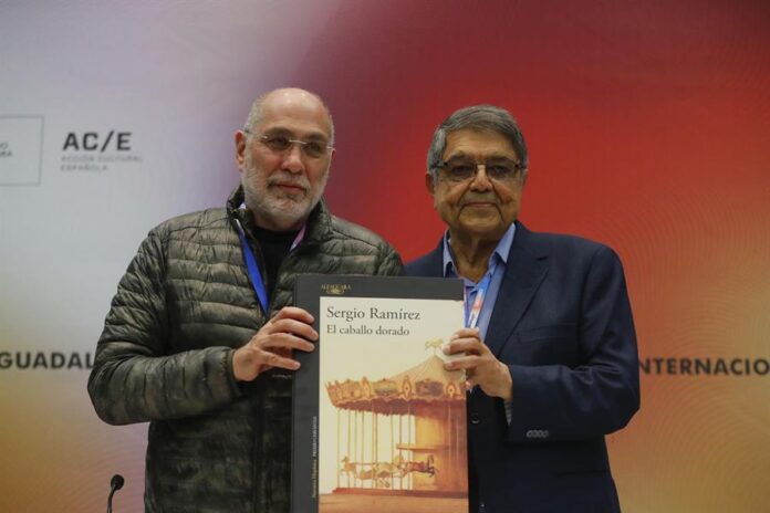 El escritor nicaragüense Sergio Ramírez (d), y el mexicano Guillermo Arriaga