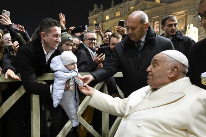 El papa Francisco saluda a la gente en su visita al belén de la plaza de San Pedro del Vaticano. El papa Francisco saluda a la gente en su visita al belén de la plaza de San Pedro del Vaticano.
