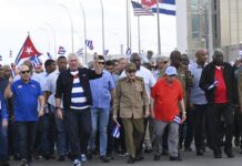 Díaz-Canel, tras encabezar marcha contra el embargo: Biden no hizo "nada" distinto a Trump El presidente de Cuba Miguel Diaz-Canel (2-i), junto al General de Ejército Raúl Castro (c), asisten a una marcha