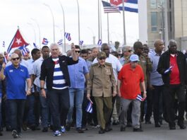 Díaz-Canel, tras encabezar marcha contra el embargo: Biden no hizo "nada" distinto a Trump El presidente de Cuba Miguel Diaz-Canel (2-i), junto al General de Ejército Raúl Castro (c), asisten a una marcha