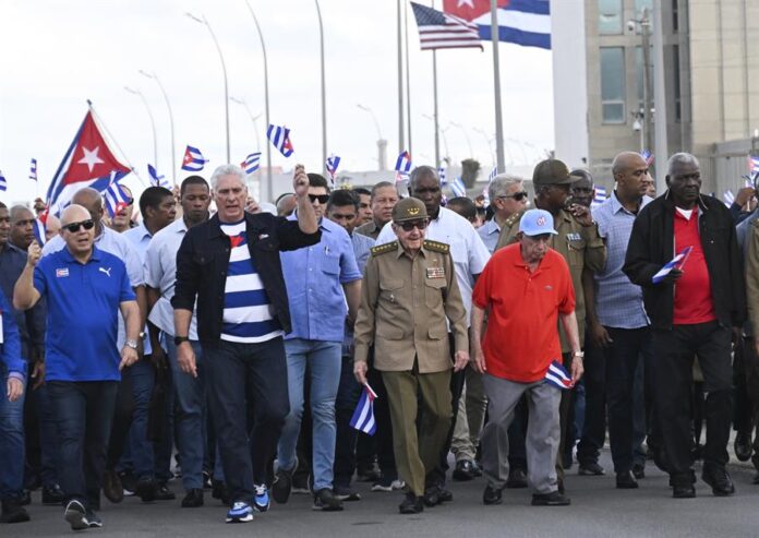 El presidente de Cuba Miguel Diaz-Canel (2-i), junto al General de Ejército Raúl Castro (c), asisten a una marcha El presidente de Cuba Miguel Diaz-Canel (2-i), junto al General de Ejército Raúl Castro (c), asisten a una marcha