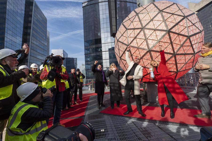 El rapero y compositor Pitbull, celebra tras colocar el &uacute;ltimo cristal de la ic&oacute;nica bola de cristal de Times Square
