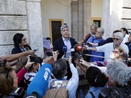 El viceministro cubano de Relaciones Exteriores, Carlos Fernández de Cossío (c), habla con periodistas