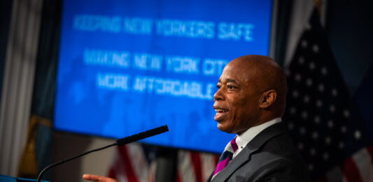 El alcalde Eric Adams dijo el martes que está dispuesto a deportar a migrantes de la ciudad de Nueva York que hayan sido acusados de delitos. (Foto: Ed Reed/Mayoral Photography Office)