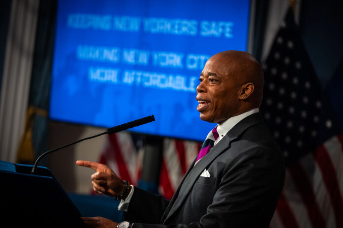 Eric Adams El alcalde Eric Adams dijo el martes que está dispuesto a deportar a migrantes de la ciudad de Nueva York que hayan sido acusados de delitos. (Foto: Ed Reed/Mayoral Photography Office)