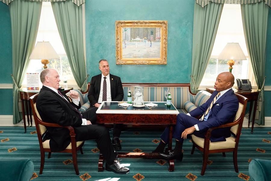 Eric Adams (d), durante una reuni&oacute;n con Tom Homan 