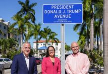 Condado floridano aprueba nombrar una avenida en honor a Donald Trump Esteban Bovo (i), y el concejal Jesús Tundidor (d), posando junto a la nueva placa de la Avenida del Presidente Donald J. Tump
