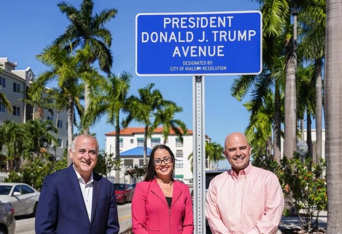 Esteban Bovo (i), y el concejal Jesús Tundidor (d), posando junto a la nueva placa de la Avenida del Presidente Donald J. Tump