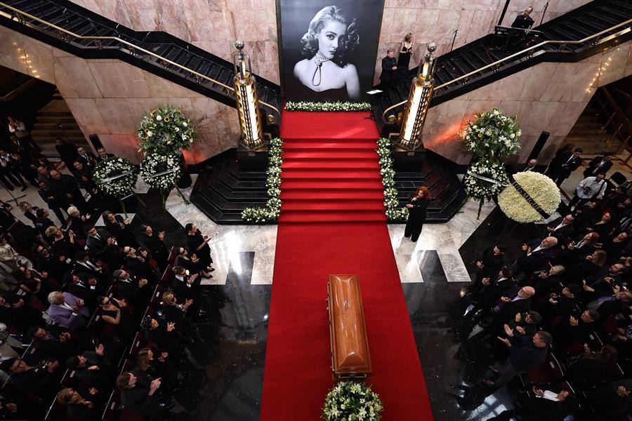 Familiares y amigos participan en el homenaje de la actriz mexicana Silvia Pinal,