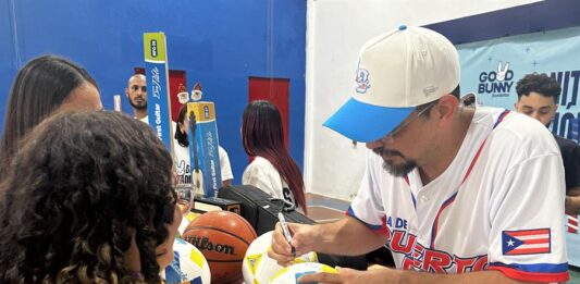 Fundación Good Bunny del cantante puertorriqueño Bad Bunny durante una entrega de regalos (1)
