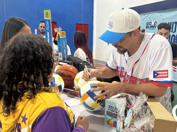 Fundación Good Bunny del cantante puertorriqueño Bad Bunny durante una entrega de regalos (1)