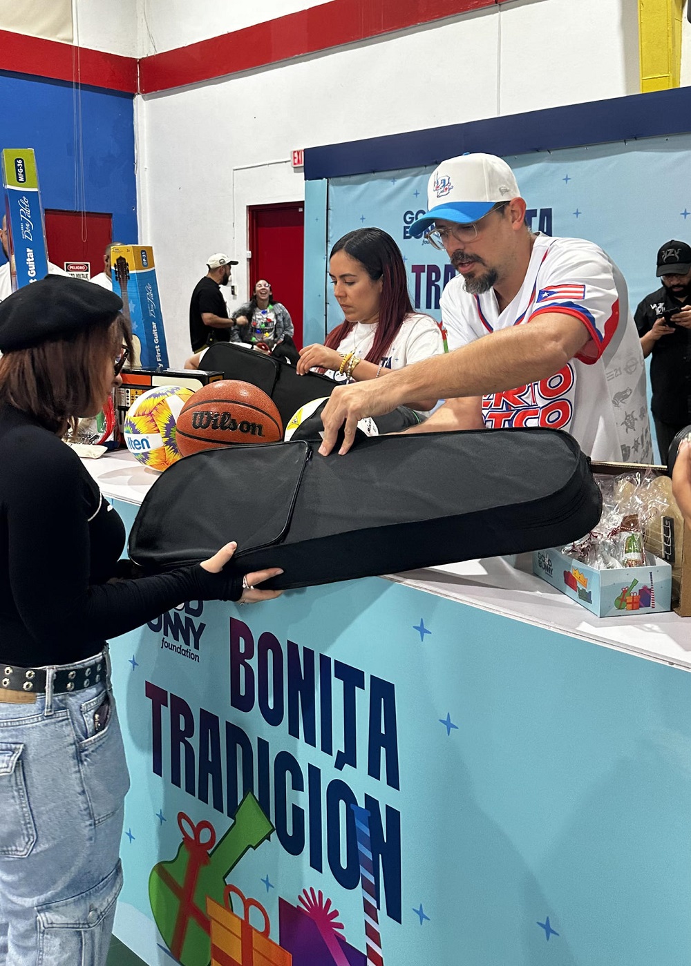 Fundaci&oacute;n de Bad Bunny entrega en Puerto Rico regalos a ni&ntilde;os y j&oacute;venes por Navidad