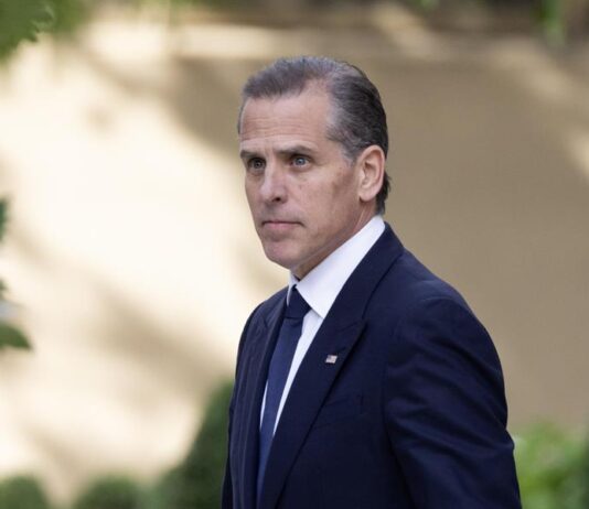 El presidente Biden indulta a su hijo Hunter por considerarlo víctima de ataques políticos