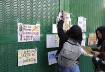 Integrantes de colectivos feministas colocan carteles durante una protesta este lunes, en la Ciudad de México