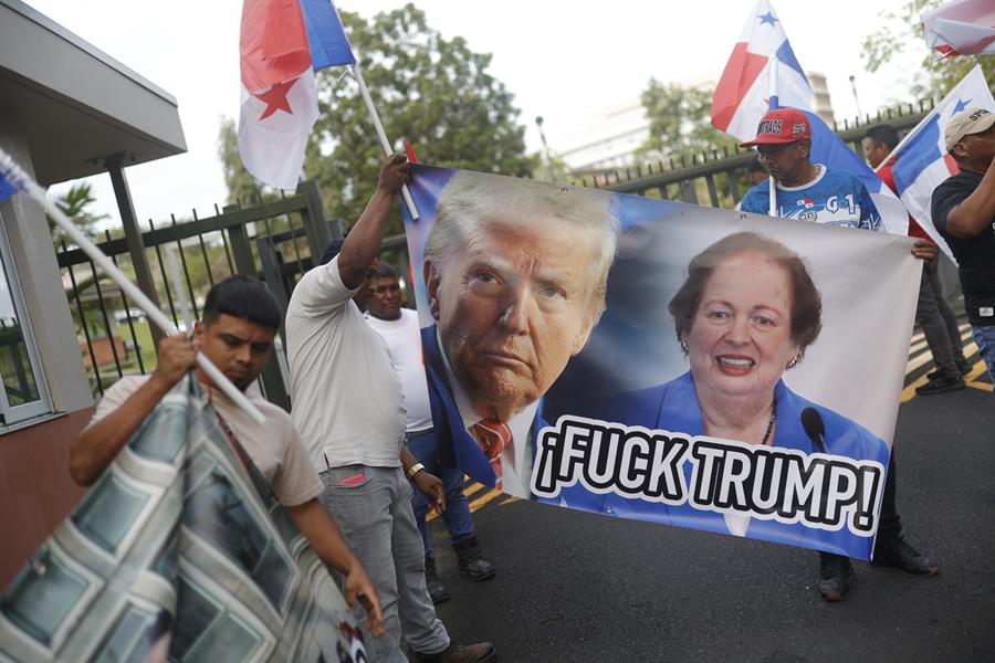 Integrantes de grupos sindicales protestan frente a la Embajada de Estados Unidos este martes, en Ciudad de Panam&aacute;