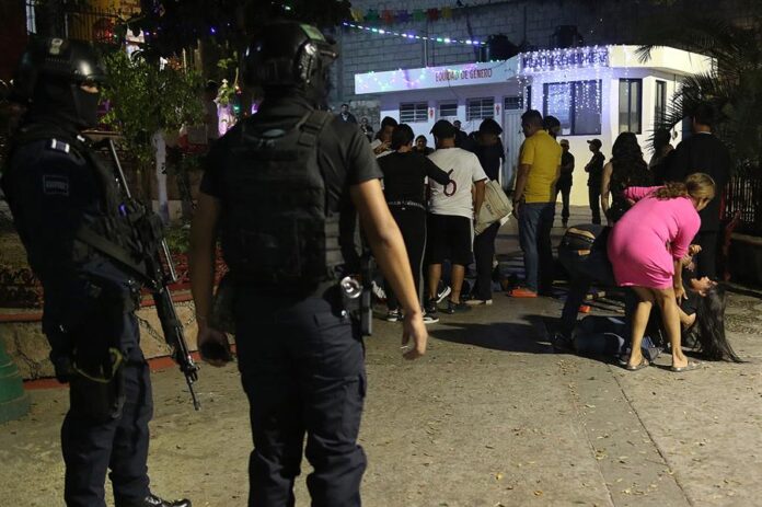 Integrantes de la policía estatal resguardan la zona donde fue asesinado el presidente del Patronato de la Feria de Chilpancingo, Martín Roberto Ramírez
