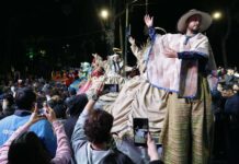 Integrantes de una comparsa bailan música navideña durante el primer día de novenas este lunes, en Bogotá (2)