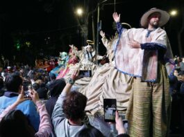 Las novenas, una tradición navideña que se reza en Colombia entre villancicos y buñuelos Integrantes de una comparsa bailan música navideña durante el primer día de novenas este lunes, en Bogotá (2)
