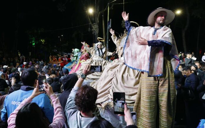 Integrantes de una comparsa bailan música navideña durante el primer día de novenas este lunes, en Bogotá (2) Integrantes de una comparsa bailan música navideña durante el primer día de novenas este lunes, en Bogotá (2)
