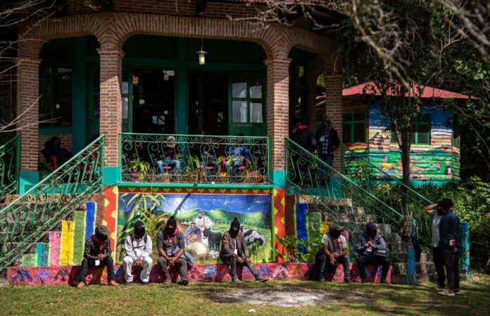 Integrantes del Ejército Zapatista de Liberación Nacional (EZLN), participan durante el encuentro 'Resistencia y Rebeldía'
