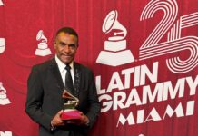 José Alberto 'El canario' posando con el galardón de su Latin Grammy
