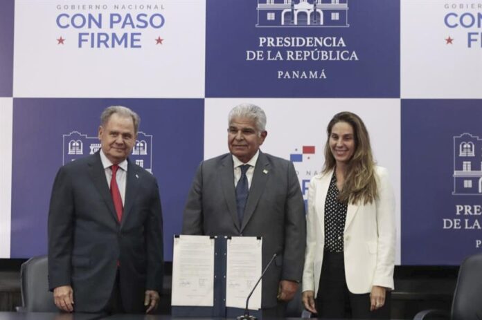 José Raúl Mulino (c), el secretario del Ferrocarril, Henry Faarup (i), y la gerente país de AECOM Panamá, Aileen Flasz