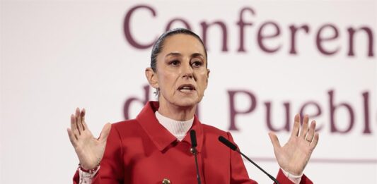 La presidenta de México, Claudia Sheinbaum, participa durante una rueda de prensa