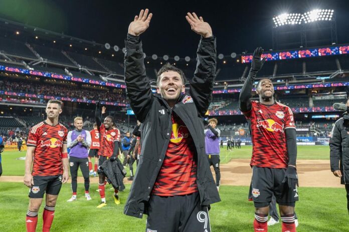 Lewis Morgan (c) de New York Red Bulls