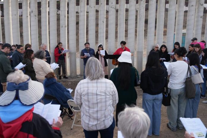 Líderes religiosos, activistas proinmigrantes y varias personas participan en la 'Posada sin Fronteras' (1) Líderes religiosos, activistas proinmigrantes y varias personas participan en la 'Posada sin Fronteras' (1)