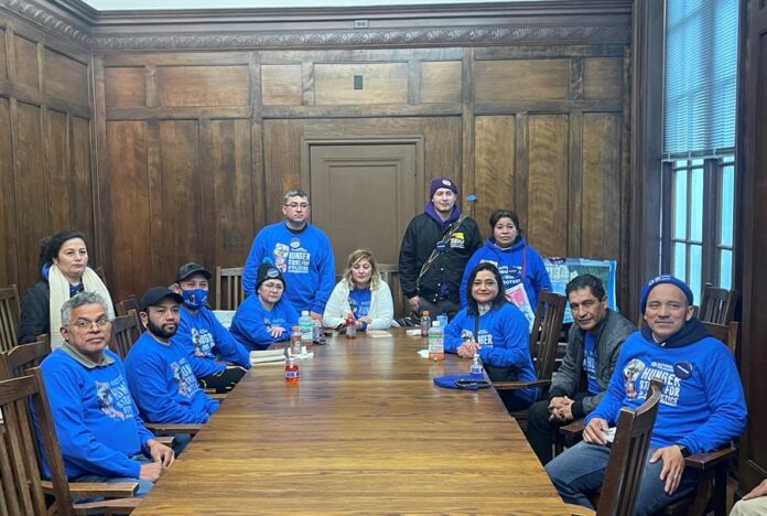 Miembros de la organización Alianza Nacional TPS (National TPS Alliance, en inglés) posan este lunes, al inicio de una huelga de hambre inmigrantes
