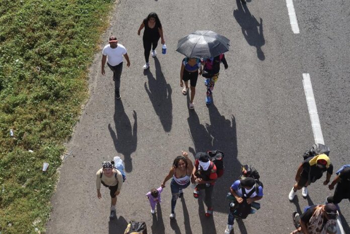 Migrantes caminan en caravana rumbo a Estados Unidos Migrantes