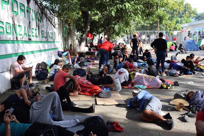 Migrantes descansan este miércoles, en el municipio de Escuintla en el estado de Chiapas (2) Migrantes