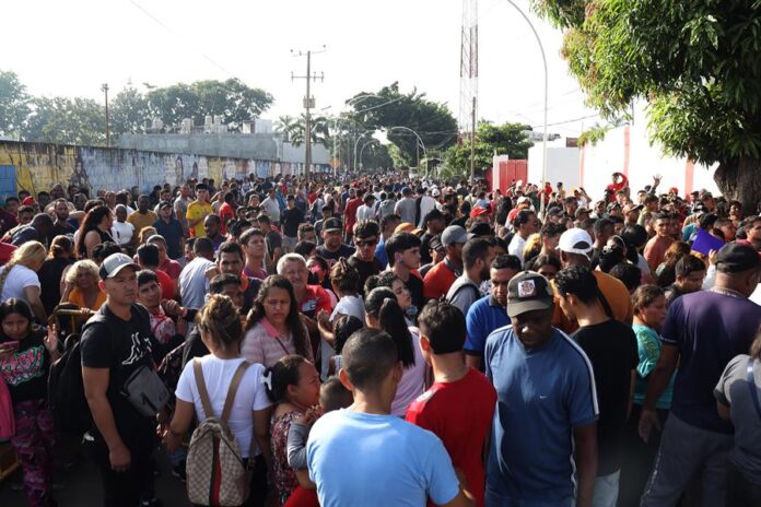Migrantes hacen filas para realizar sus procesos migratorios Migrantes