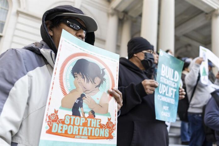Migrantes piden protección al alcalde de Nueva York (1) Migrantes