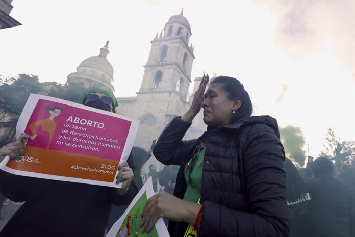 Mujeres participan en una manifestación frente al palacio Municipal de Toluca en apoyo a la aprobación de la interrupción legal del embarazo aborto en México