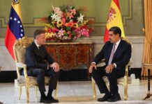 Maduro recibe las cartas credenciales del nuevo embajador de España, Álvaro Albacete Nicolás Maduro (d) saludando a Álvaro Albacete, nuevo embajador del España en Venezuela (1)