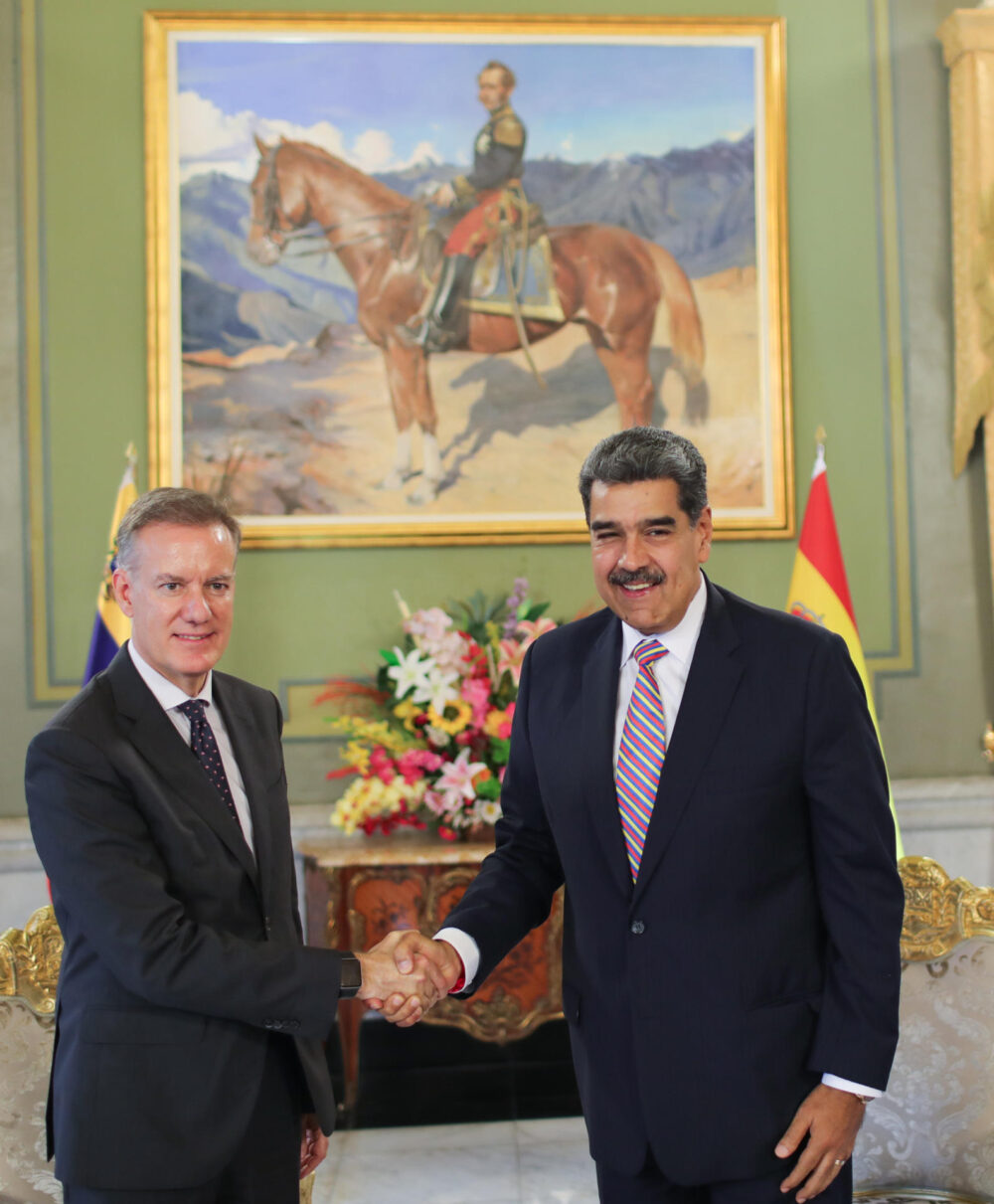 Nicol&aacute;s Maduro (d) saludando a &Aacute;lvaro Albacete, nuevo embajador del Espa&ntilde;a en Venezuela