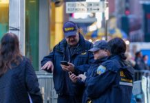 Policías de uniforme y de civil, cámaras y drones vigilarán el Fin de Año en Times Square Nueva York de policías durante el anuncio del plan de seguridad en la víspera de Año Nuevo (2)