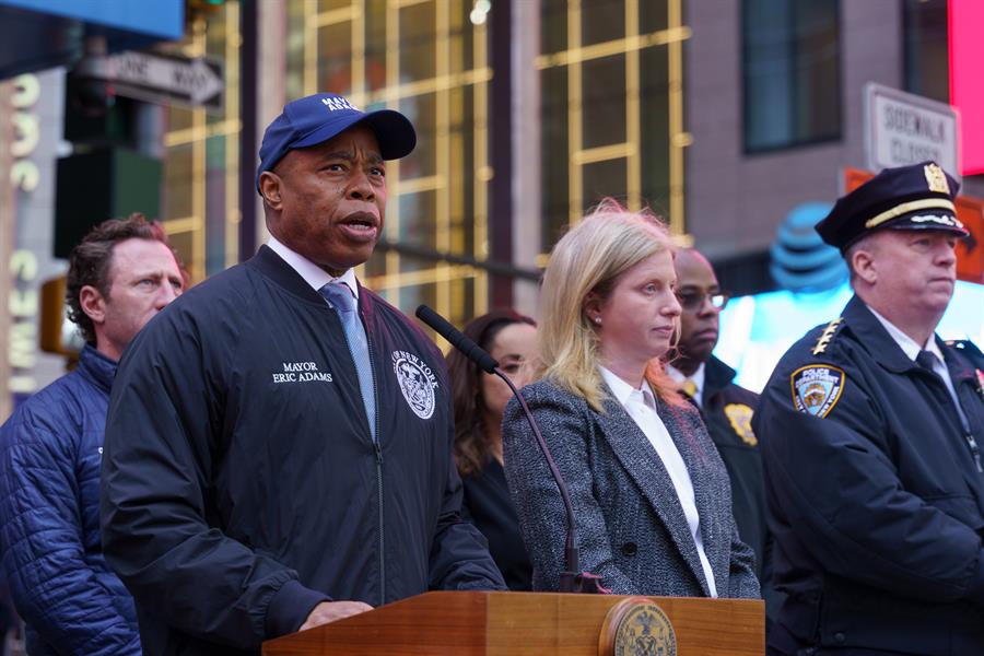 Nueva York del alcalde de Nueva York, Eric Adams (i), hablando frente a periodistas sobre la seguridad