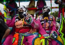 Personas disfrazadas participan en el tradicional Festival de Las Máscaras de Hatillo este sábado, en Hatillo (4)