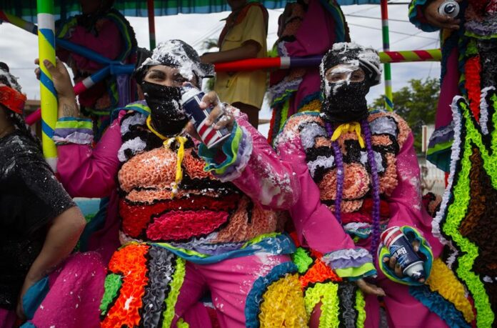 Personas disfrazadas participan en el tradicional Festival de Las Máscaras de Hatillo este sábado, en Hatillo (4)