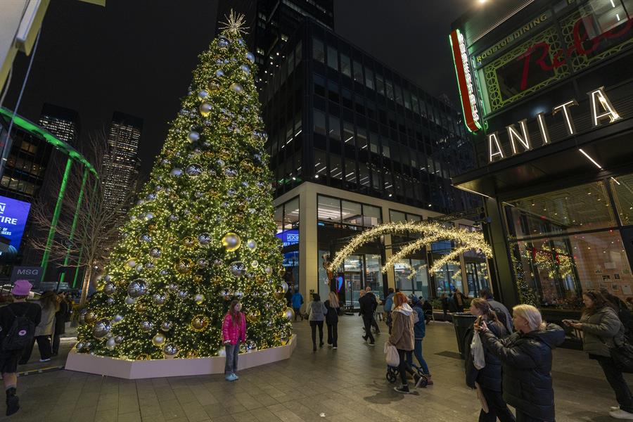 Personas posan frente a un árbol de navidad este miércoles, en Manhattan Nueva York