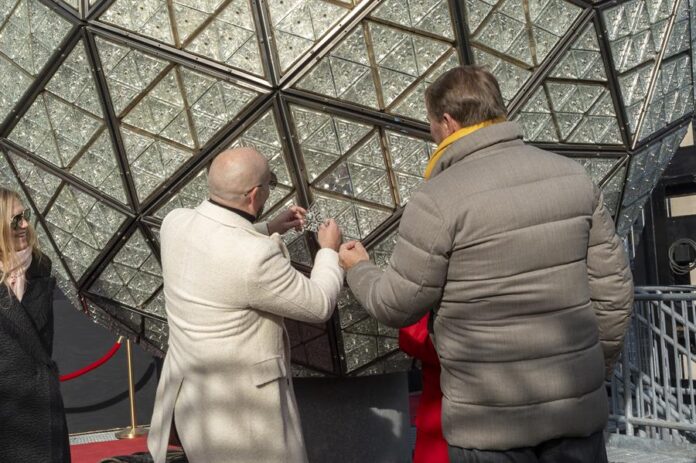Pitbull coloca el último cristal de la icónica bola de cristal de Times Square