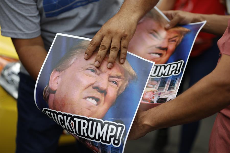 incendiaban carteles con el rostro de Trump.