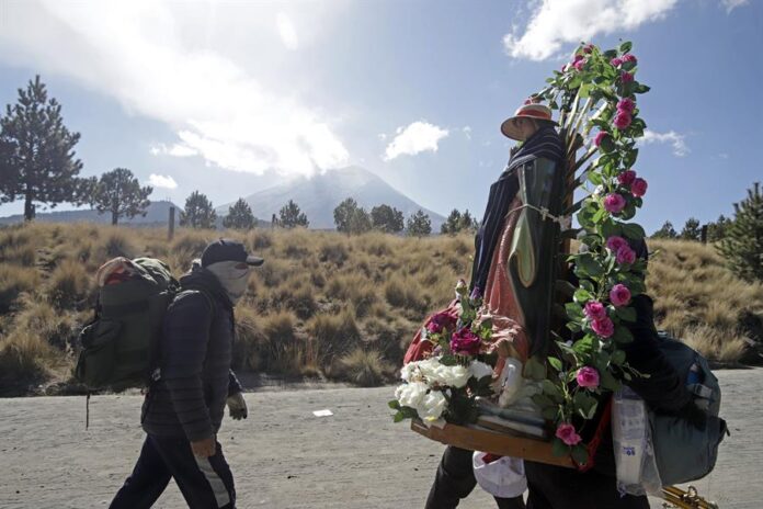 Un grupo de peregrinos camina rumbo a la Basílica de Guadalupe (1)