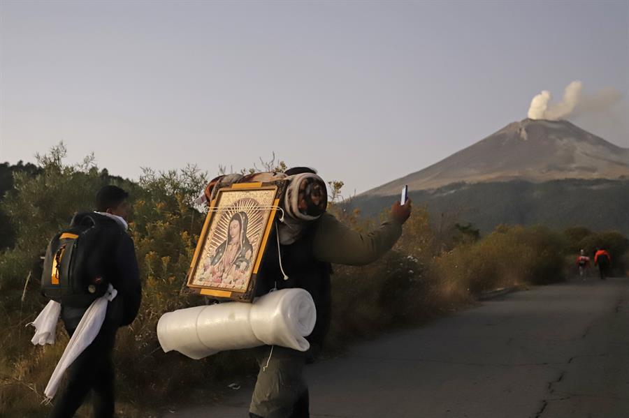 Un grupo de peregrinos camina rumbo a la Bas&iacute;lica de Guadalupe (2)