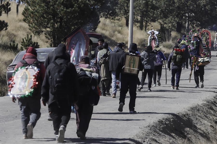 Un grupo de peregrinos camina rumbo a la Bas&iacute;lica de Guadalupe (4)
