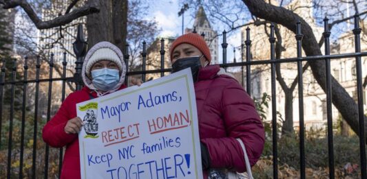 Una persona sostiene un cartel durante una manifestación de grupos proinmigrantes este jueves, frente a la Alcaldía de Nueva York (1)